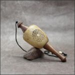 Pendule en bois gravé