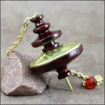 Pendule bois et laiton Mystica