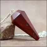 Pendule facetté en Jaspe rouge