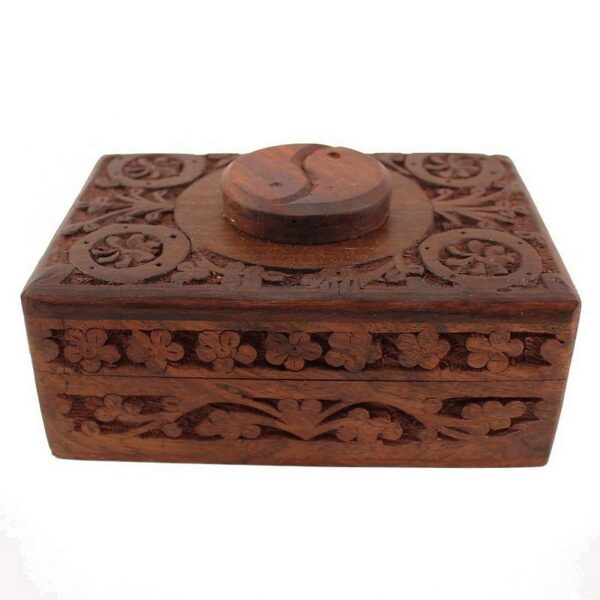 Coffret en bois sculpté