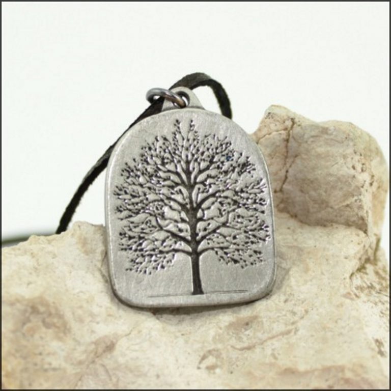 Pendentif Arbre De Vie Yggdrasil En Étain – Design Nordique Élégant Et Détailé – Kiss Of Leather