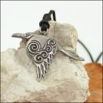 Pendentif corbeau étain