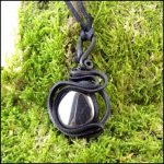 Pendentif hématite sur cuir et résine