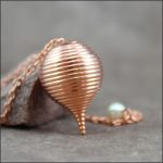 Pendule boule striée en cuivre