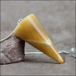 Pendule conique en jaspe jaune