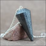 Pendule facetté en Hématite