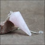 Pendule facetté en Quartz rose