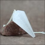 Pendule facetté en sélénite