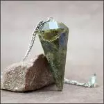 Pendule facetté en Labradorite