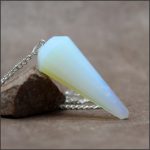 Pendule facetté en opaline