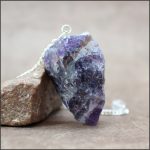 Pendule en améthyste brute