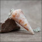 Pendule facetté en pierre de soleil