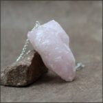Gros quartz rose en pendule