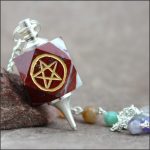 Pendule Reiki en Jaspe rouge et chaîne chakras