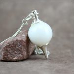 Pendule séphoroton en agate blanche