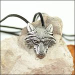 Pendentif tête de loup en étain