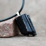 Pendentif en tourmaline brute