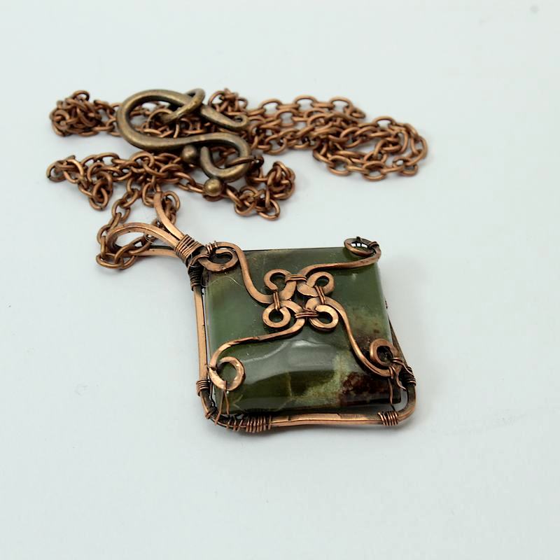 pendentif labradorite et fil de cuivre