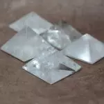 Mini pyramide de cristal de roche