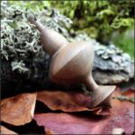 Pendule artisanal en bois de noyer