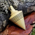 Pendule toupie en buis