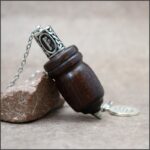 Petit pendule en bois de fer