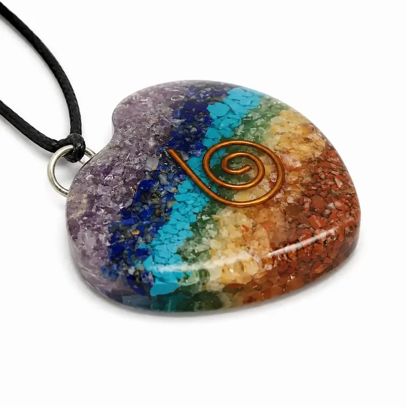pendentif orgonite 7 chakras en forme de coeur
