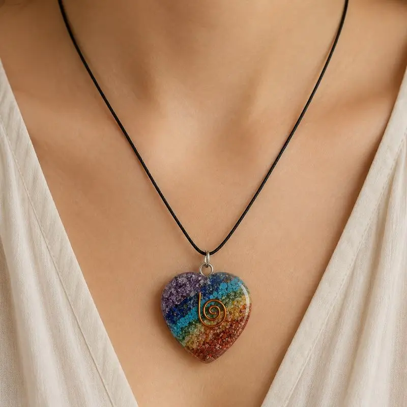 pendentif orgonite 7 chakras en forme de coeur