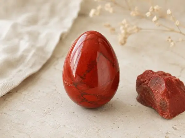 pierre de jaspe rouge naturelle sur fond beige