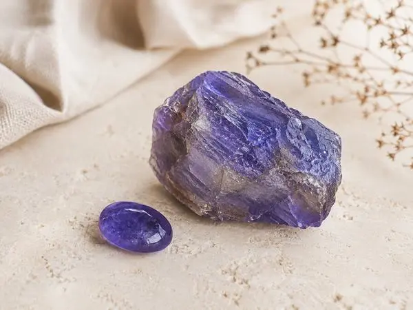 tanzanite brute naturelle sur fond beige