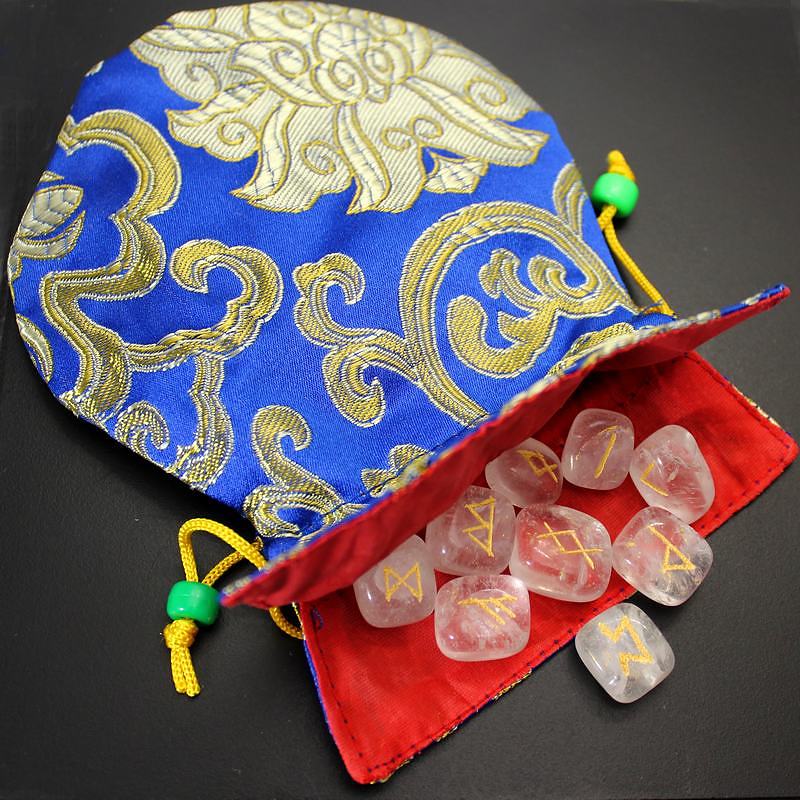 rune de cristal de roche dans pochette brocard