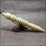 Long pendule en bois clair