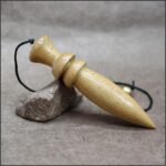 Pendule divinatoire en bois clair