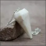 Pendule divinatoire pierre de lune rose