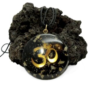 pendentif ohm orgonite tourmaline