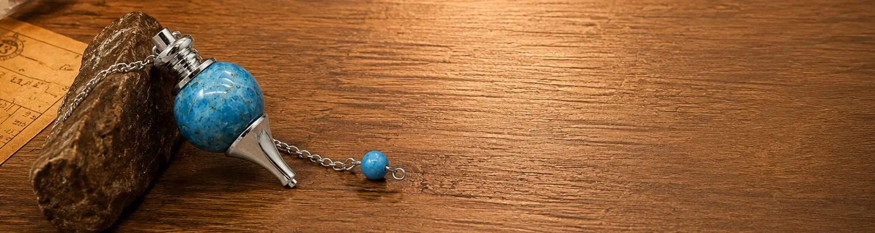 pendule divinatoire en pierre naturelle sur fond bois