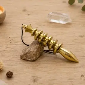 Pendule égyptien en laiton sur fond bois